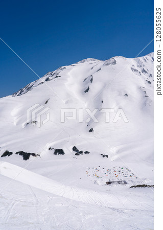 Looking up at Raichozawa and Betsuyama Norikoshi from Murododaira. Climbing Mount Tateyama and Mount Betsuyama in the Northern Alps during the remaining snow season. Looking up at Raichozawa and Betsuyama Norikoshi from Murododaira. Climbing Mount Tateyama and Mount Betsuyama in the Northern Alps during the remaining snow season. 128055625