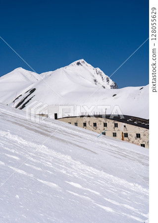 Raichozawa Hut and Okudainichi-dake: Climbing Mt. Tateyama and Mt. Betsu-yama in the Northern Alps during the remaining snow season Raichozawa Hut and Okudainichi-dake: Climbing Mt. Tateyama and Mt. Betsu-yama in the Northern Alps during the remaining snow season 128055629