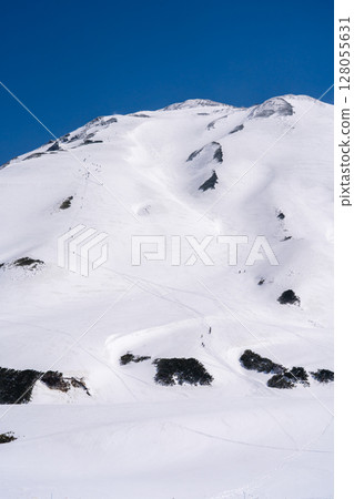 Looking up at Raichozawa and Betsuyama Norikoshi from Murododaira. Climbing Mount Tateyama and Mount Betsuyama in the Northern Alps during the remaining snow season. 128055631