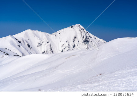 雷鳥澤雪季餘溫下的路線上眺望奧田日岳。雪季餘溫下攀登北阿爾卑斯山的立山與別山 雷鳥澤雪季餘溫下的路線上眺望奧田日岳。雪季餘溫下攀登北阿爾卑斯山的立山與別山 128055634