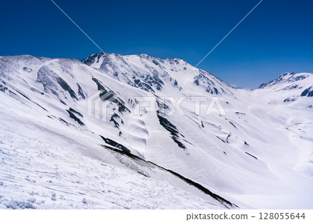 View of the Tateyama mountain range from the route in the remaining snow season at Raichozawa. Climbing Mt. Tateyama and Mt. Betsuyama in the Northern Alps in the remaining snow season 128055644