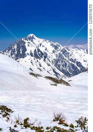 從別津山登山道眺望劍山和劍澤。在剩餘的雪季攀登北阿爾卑斯山的立山和別津山。 128055670