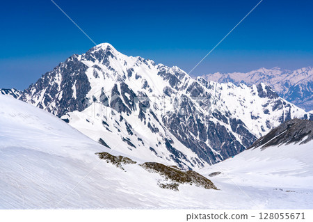 從別津山登山道眺望劍山和劍澤。在剩餘的雪季攀登北阿爾卑斯山的立山和別津山。 128055671