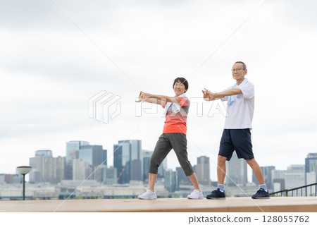 老年男性和女性鍛煉 老年男性和女性鍛煉 128055762