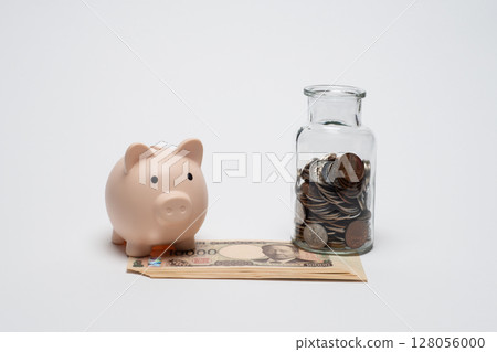 玻璃罐裡的硬幣、新鈔票和存錢筒 玻璃罐裡的硬幣、新鈔票和存錢筒 128056000