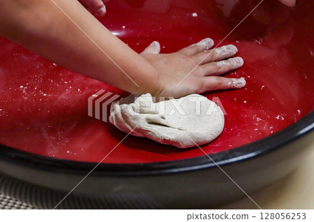 Child kneading soba noodles (7 years old/boy) 128056253