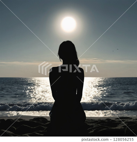 傍晚時分，一位女士坐在海灘上，望著大海的背影 128056255