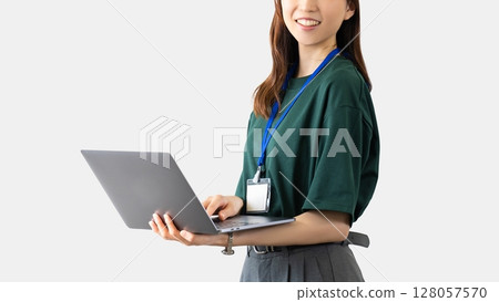 帶筆記型電腦的女人/女商人 128057570