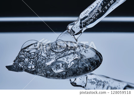 The serum with peptides is poured out of the pipette. 128059518