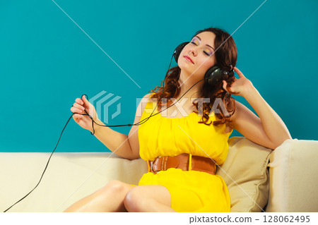 girl with headphones listening music mp3 girl with headphones listening music mp3 128062495