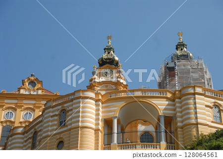 A close-up of the palace's decoration, highlighting the two clock towers and the arches A close-up of the palace's decoration, highlighting the two clock towers and the arches 128064561