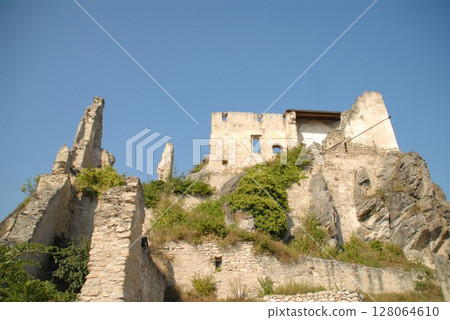 The ruined stairs of Durnstein Castle tell the story of history 128064610