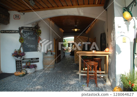 A wine terrace in a back alley lined with wooden barrels 128064627