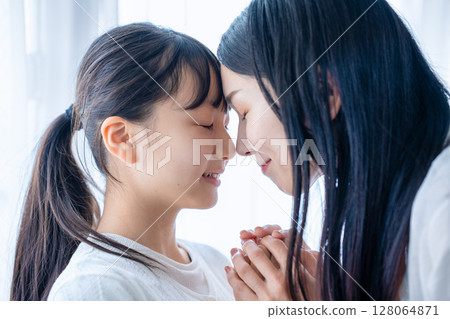 Mom and daughter skinship 128064871