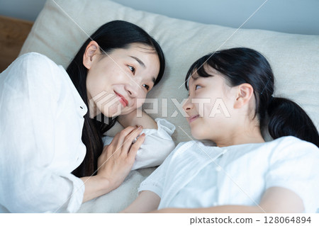 媽媽和女兒一起睡覺 128064894