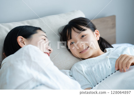 媽媽和女兒一起睡覺 128064897