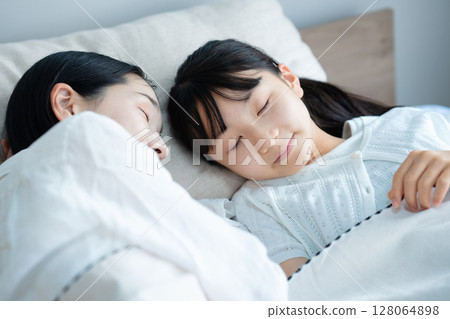 媽媽和女兒一起睡覺 128064898