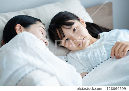 媽媽和女兒一起睡覺 128064899