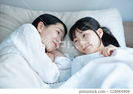 媽媽和女兒一起睡覺 128064900