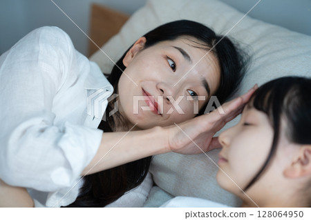 媽媽照顧生病的女兒 128064950