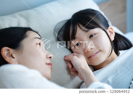 媽媽照顧生病的女兒 128064952