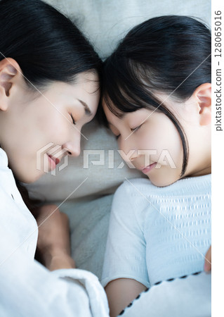 女兒和媽媽一起睡覺 128065016