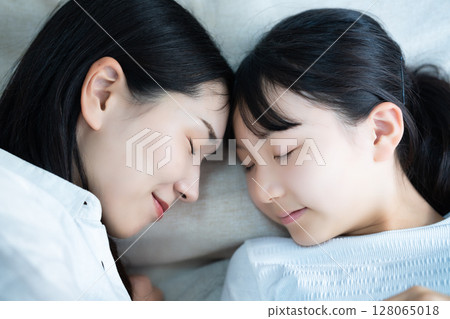 女兒和媽媽一起睡覺 128065018