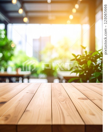 咖啡館內部沐浴著晨曦的陽光,擺放著木桌和盆栽。 咖啡館內部沐浴著晨曦的陽光,擺放著木桌和盆栽。 128065666