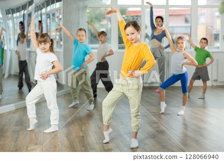 Group of children dancing modern dances 128066940