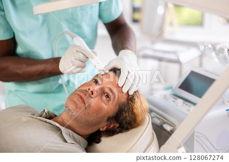 cosmetic doctor skillfully performed 128067274