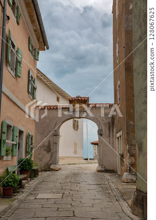 Historic stone archway in medieval Croatian village Visnjan. 128067625