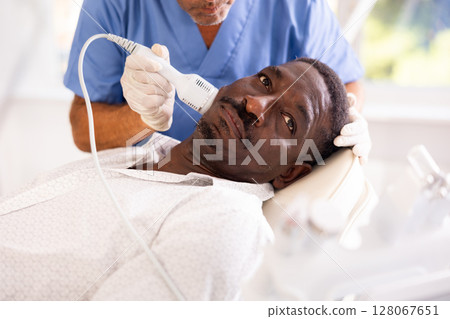 male cosmetologist performs 128067651