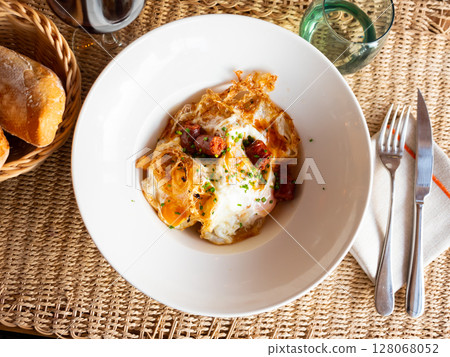 Scrambled eggs with sausage and potatoes. 128068052