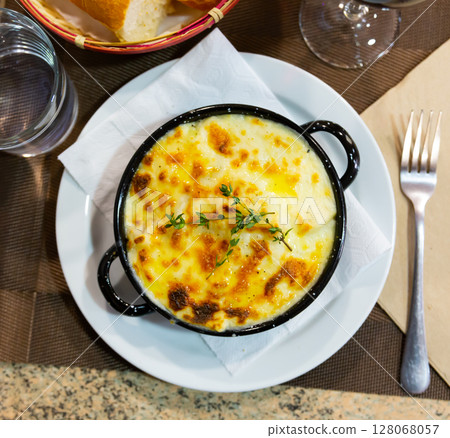 Cauliflower with potatoes baked gratin close up Cauliflower with potatoes baked gratin close up 128068057