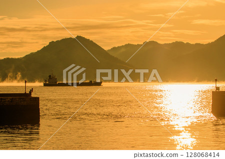 從三原市砂波港眺望的海霧、貨船和朝陽路 從三原市砂波港眺望的海霧、貨船和朝陽路 128068414