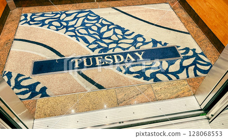 Cruise ship elevator 128068553