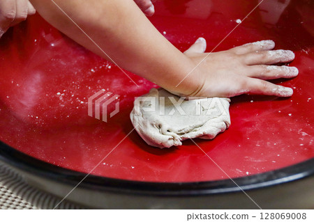 Child kneading soba noodles (7 years old/boy) 128069008