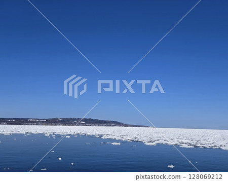 Hokkaido in winter, Shiretoko, drift ice Hokkaido in winter, Shiretoko, drift ice 128069212