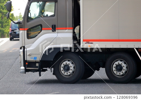 卡車右轉 128069396