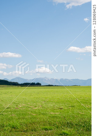 陽光明媚的夏日，綠草地和活火山十勝岳 128069425