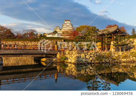 World Heritage Site: National Treasure Himeji Castle, Autumn Dusk World Heritage Site: National Treasure Himeji Castle, Autumn Dusk 128069456