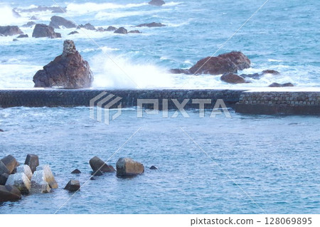 海浪拍打礁石 海浪拍打礁石 128069895