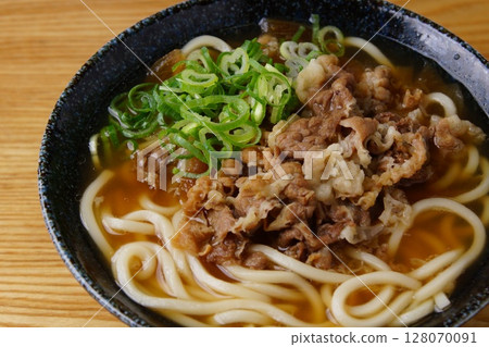 與烏冬面的肉烏冬面 與烏冬面的肉烏冬面 128070091