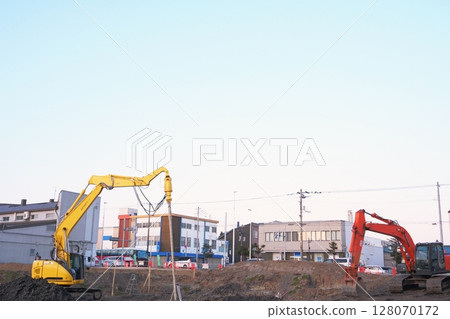 施工現場的挖土機和土鑽 128070172