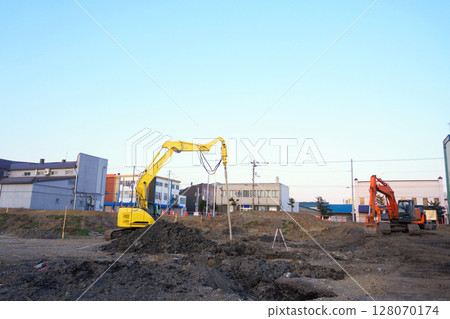 施工現場的挖土機和土鑽 128070174