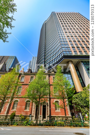 Tokyo, Chiyoda Ward, Marunouchi cityscape, Marunouchi Park Building and Mitsubishi Ichigokan Museum 128070313