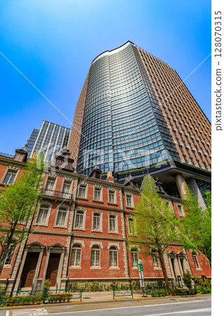 Tokyo, Chiyoda Ward, Marunouchi cityscape, Marunouchi Park Building and Mitsubishi Ichigokan Museum 128070315