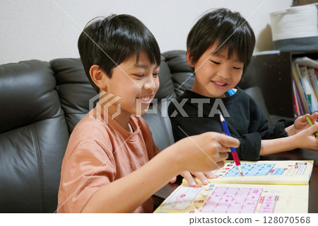 Brothers who seem to be having fun studying at home 128070568