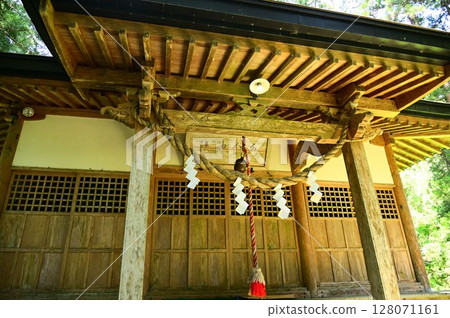 被杉樹環繞的“水分神社” 被杉樹環繞的“水分神社” 128071161