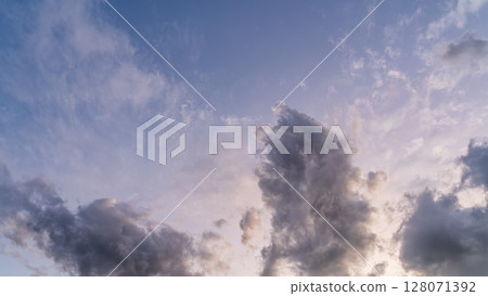 黃昏時分，藍天上飄浮著許多雲彩 128071392